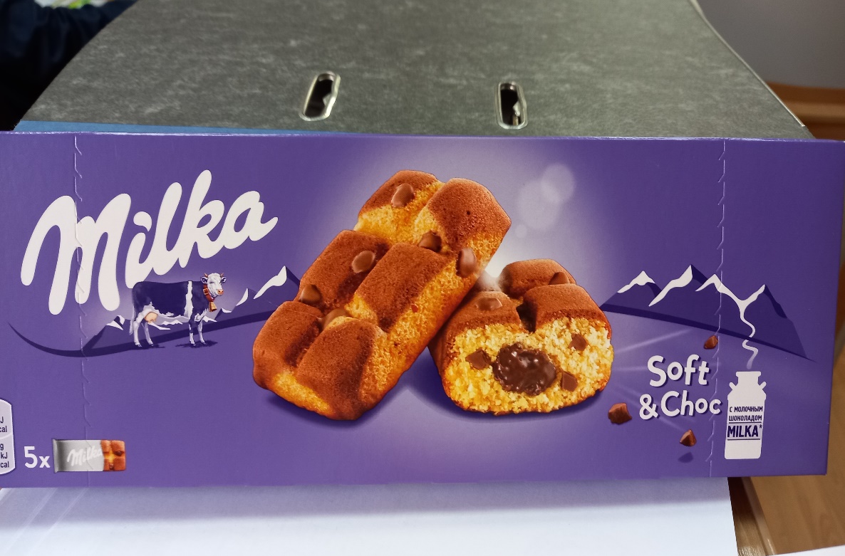 Пирожное бисквитное «Милка» с шоколадной начинкой и кусочками молочного шоколада